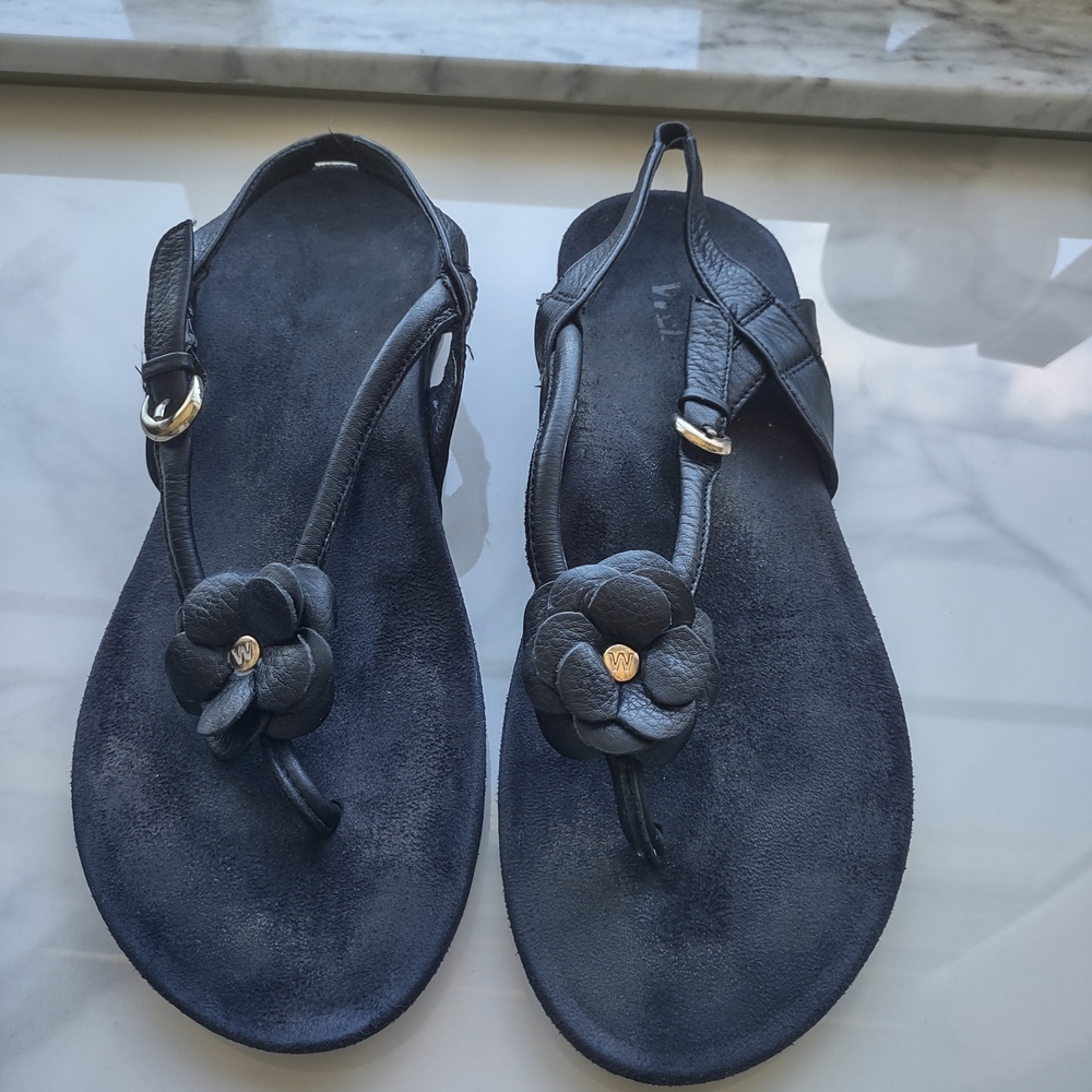 Elegant Navy Sandals with Floral Accent